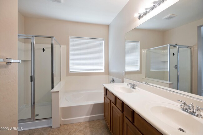 Building Photo - 3255 E Castanets Dr