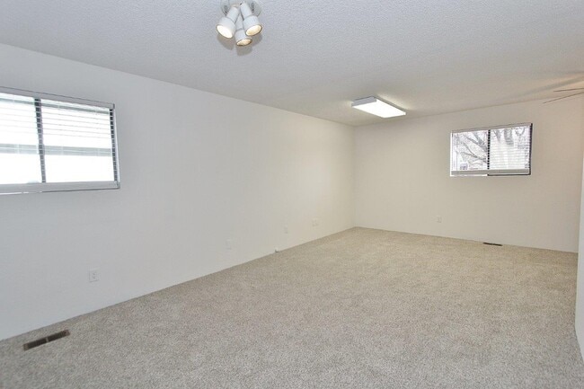 Building Photo - 2412 Robert Ave