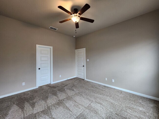Building Photo - 3/2/2  Located between New Braunfels & Seguin / Fridge Included /  Fenced Backyard / CISD