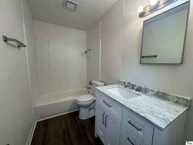 Building Photo - 207 Oaklawn Dr