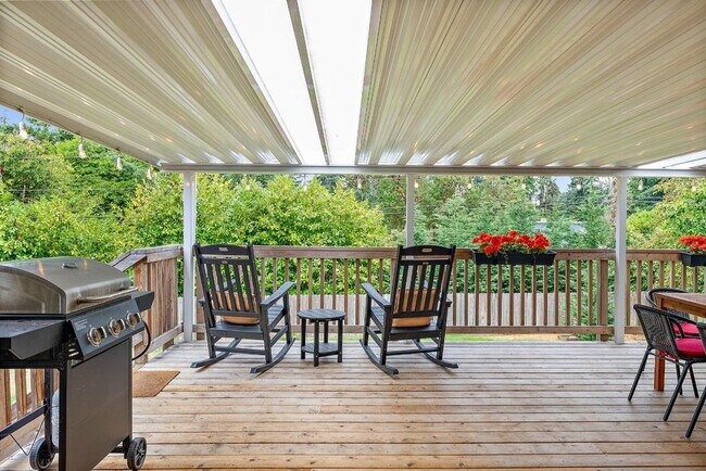 Building Photo - Spacious 4 Bed Lakewood Home w/ 2 Kitchens...