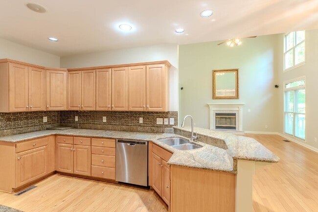 Building Photo - 5 Bedroom Home in Hermitage! Backs Up To T...