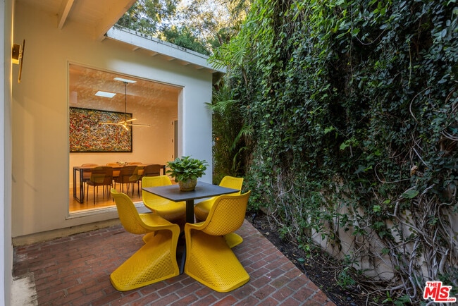 Building Photo - 7473 Mulholland Dr