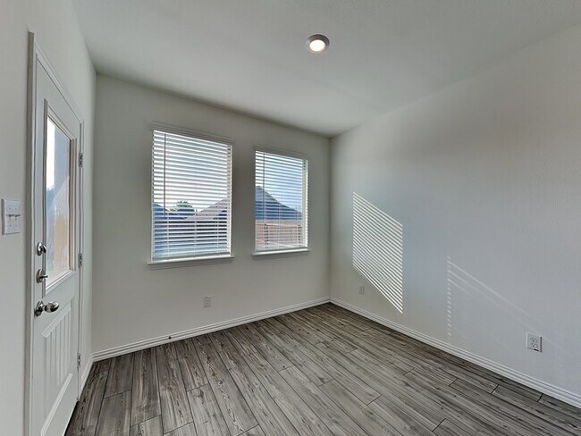 Building Photo - 5604 Elwood Dr