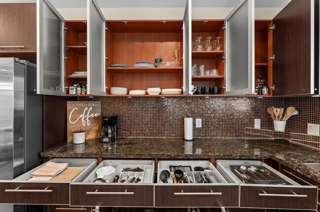 Building Photo - 3045 Clinton Dr