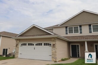 Building Photo - Large 3 Bedroom Town Home!