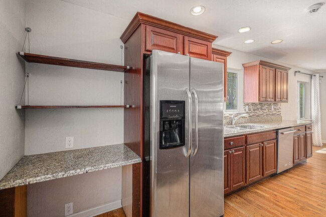 Building Photo - Don't miss this University Hills Home!