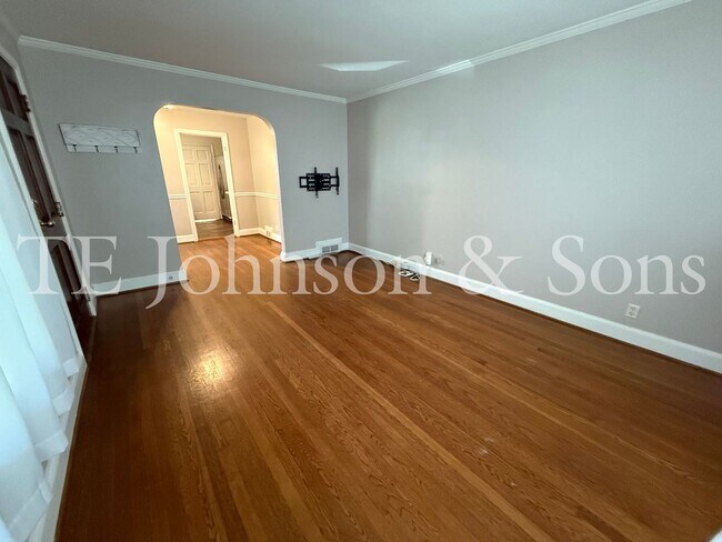 Building Photo - Charming 3-Bedroom Home with Screened Porc...