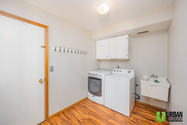 Building Photo - Spacious 4 bedroom and 3 bathroom house fo...
