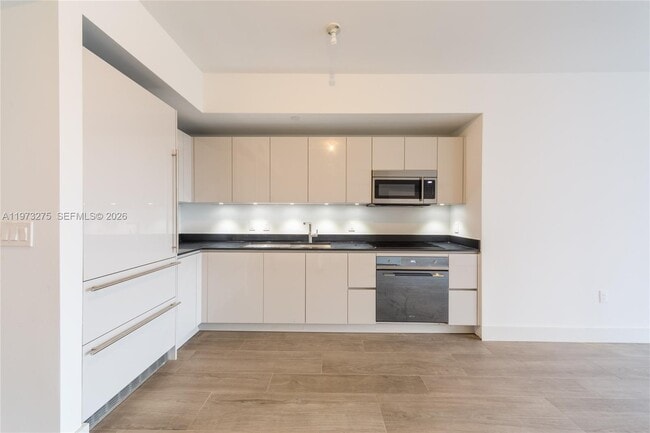 Building Photo - 1010 Brickell Ave