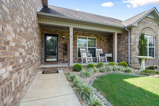 Building Photo - 4 Bed, 3 Bath w/ 2 Car Garage and Fenced Backyard