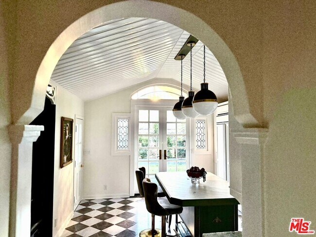 Building Photo - 370 Main St