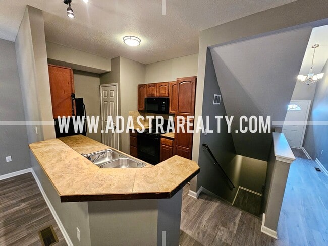 Building Photo - Very Spacious Townhome in West Olathe-Available NOW!!