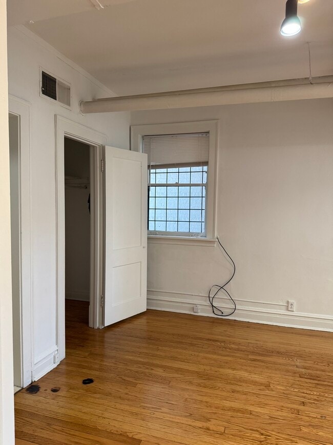 Building Photo - 6225 N Kenmore Ave