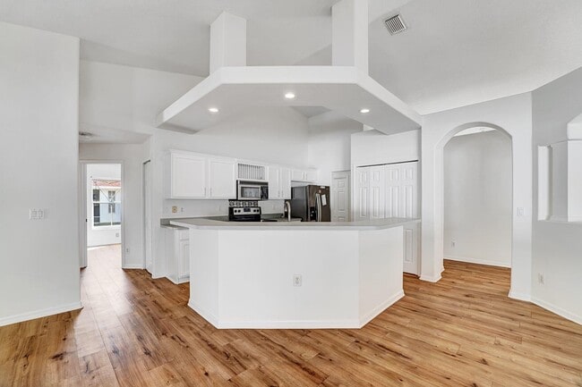 Building Photo - 513 SE Cliff Rd