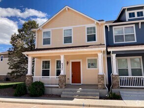 Building Photo - 3 Bedroom Townhome Available Now!