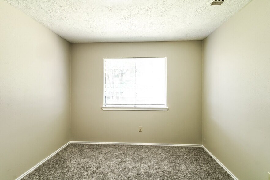 Building Photo - 901 Briarcreek Dr