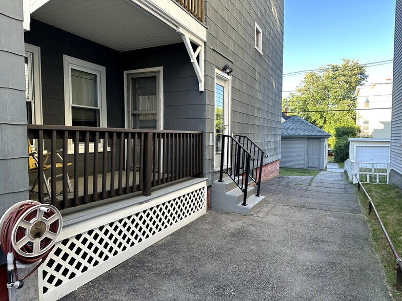 Primary Photo - 569 Rimmon St