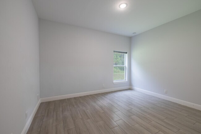 Building Photo - 2240 84th Ct