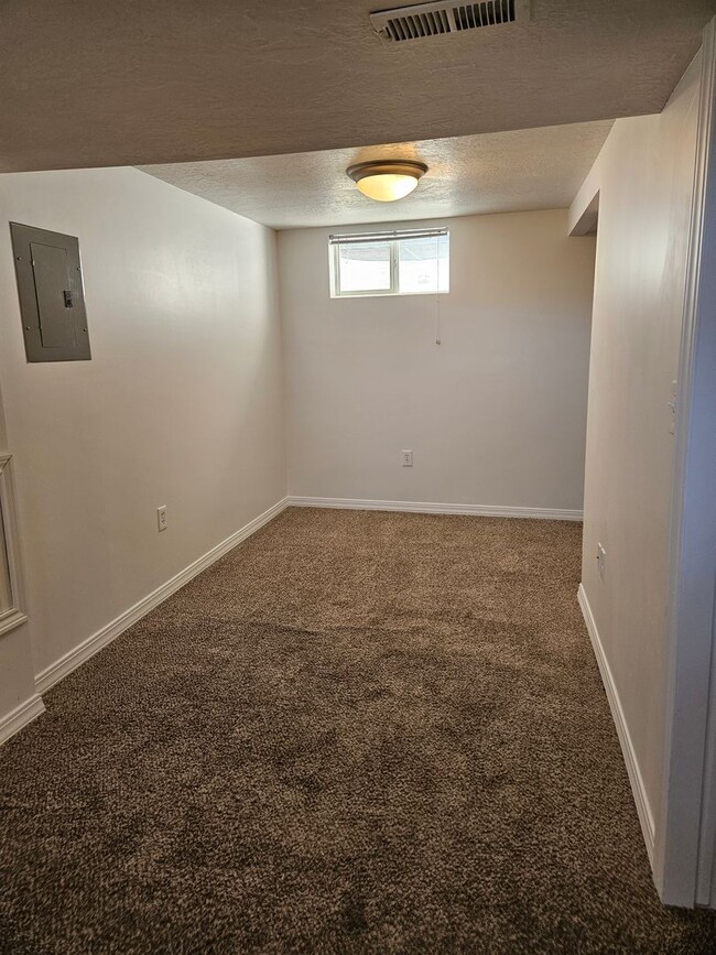 Building Photo - Beautiful 3 Bedroom/2 Bathroom in Bountiful