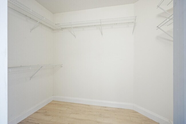 Building Photo - 10910 Lakemore Ln