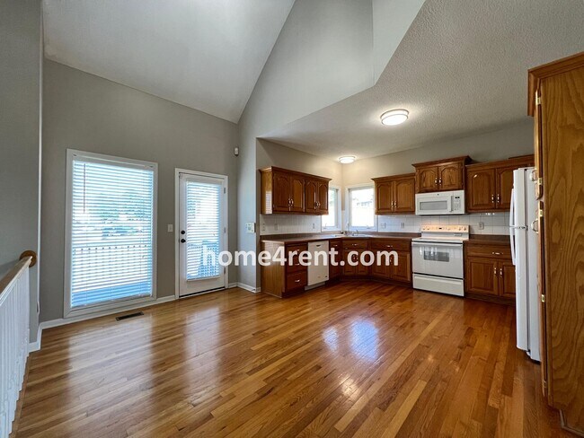 Building Photo - Wonderful Northland Home w/ Hardwood Floors and Plenty of Space!!