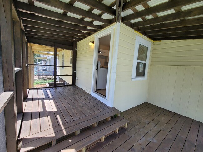 Screened Porch - 3237 Gifford St