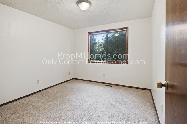 Building Photo - Spacious Tri-level Four Bedroom Home On Qu...