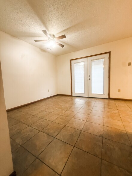 Building Photo - 214 Greenbriar Dr