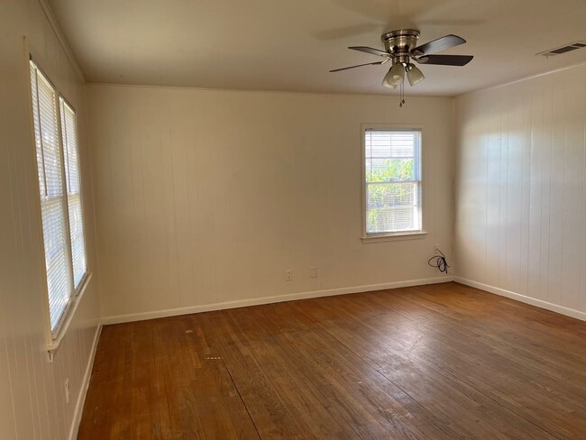 Building Photo - 3BR/1BA off Shed Road in Bossier City