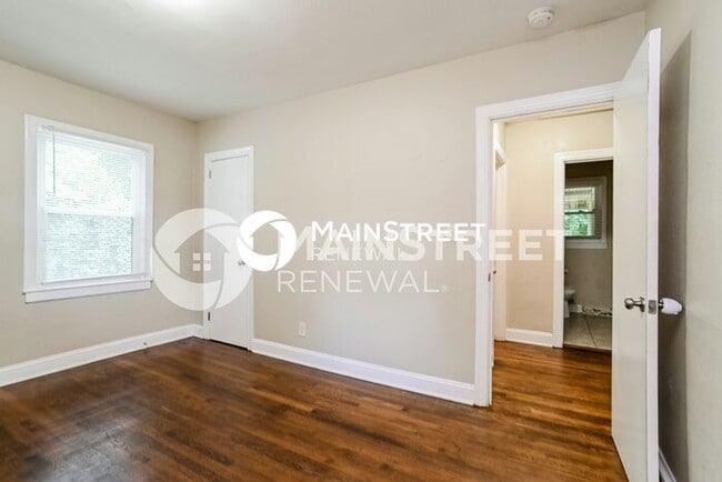 Building Photo - 3 Bedroom Pet-Friendly Home in Charlotte, NC with Main Street Renewal