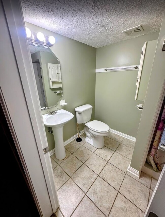 Building Photo - Beautiful spacious 4 bed 4 bath Family Home