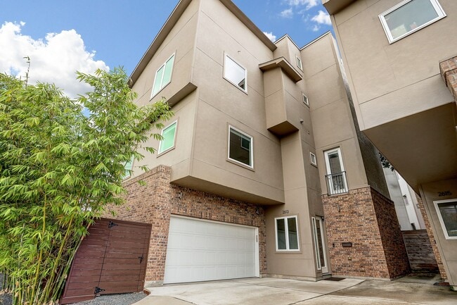 Building Photo - 2613 Waugh Dr