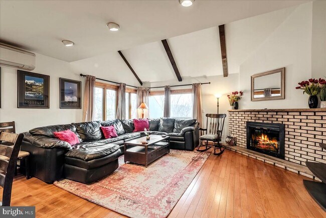 Building Photo - 31 Middle Village Way