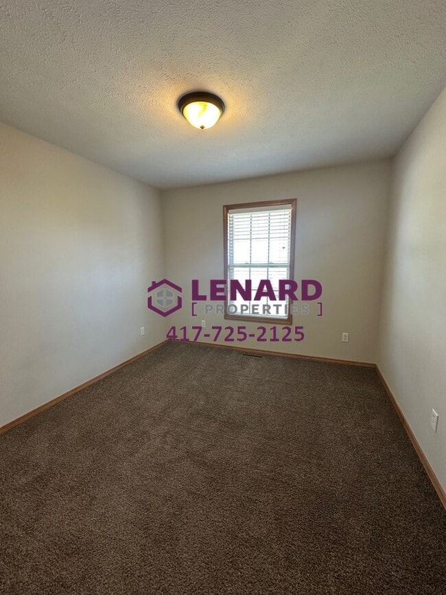 Building Photo - Spacious 3 Bedroom Home Ready for Move In!
