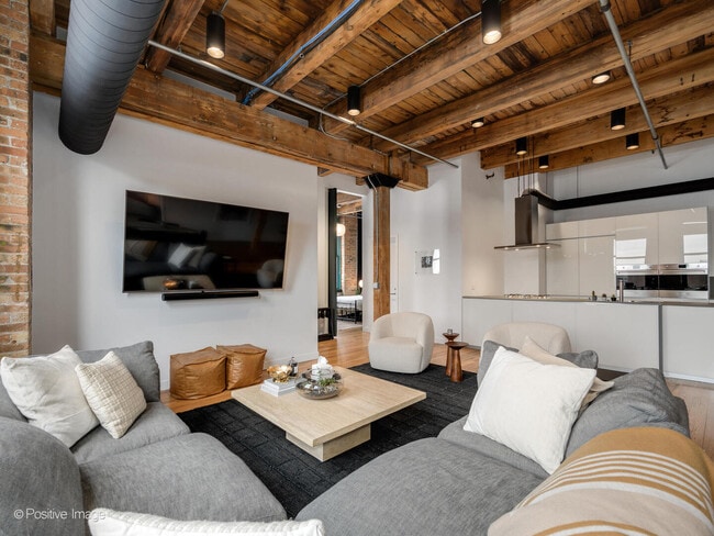 Building Photo - 312 N May St