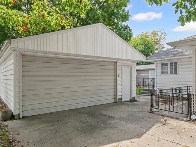 Building Photo - Spacious 3-Bedroom Home with Oversized Garage Space!