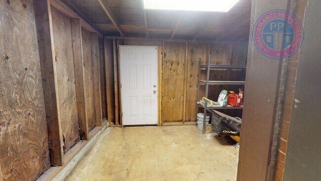 Building Photo - Desirable Sandy Neighborhood / Beautiful Single Level Ranch / Open Floor-Plan, Central Air