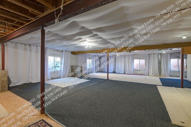 Building Photo - This beautiful 4 bedroom, 3 1/2 bathroom, ...