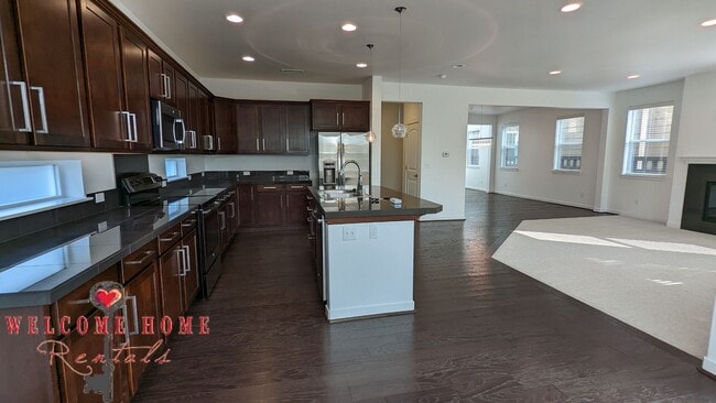 Building Photo - Beautiful open floorplan with FOUR large bedrooms and a cute office!!  AIR CONDITIONING!!!  NEW C...