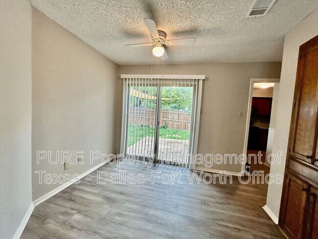 Building Photo - 2415 Oak Manor