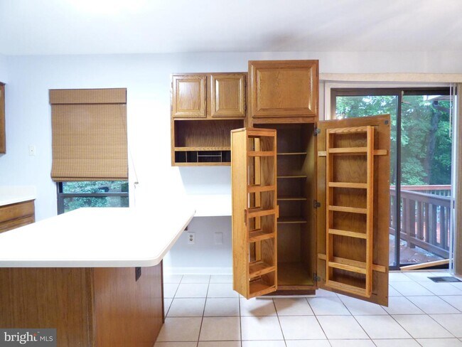 Building Photo - 6634 Westbury Oaks Ct