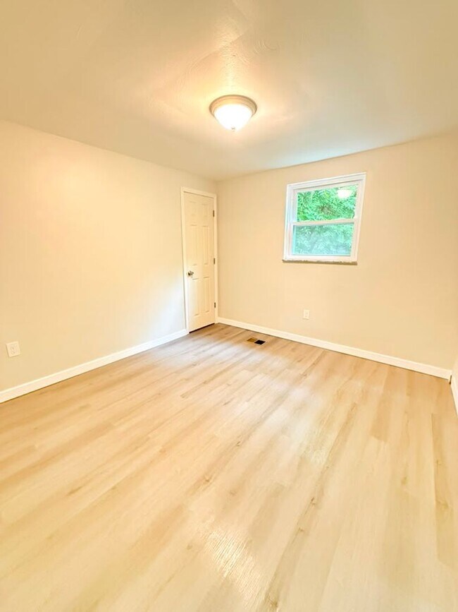 Building Photo - 472-474 Guylyn Dr