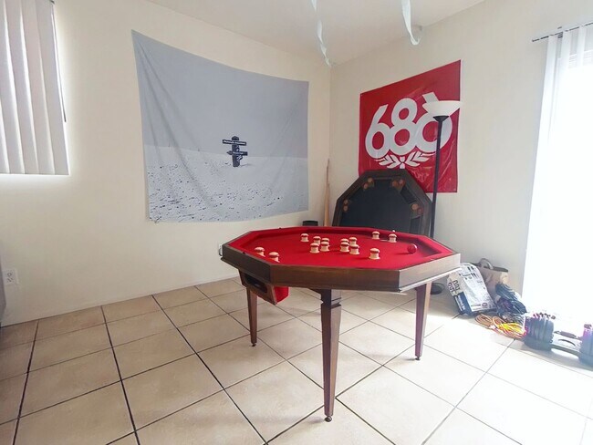 Building Photo - 5 bed 3 bath w/ large rooms and backyard