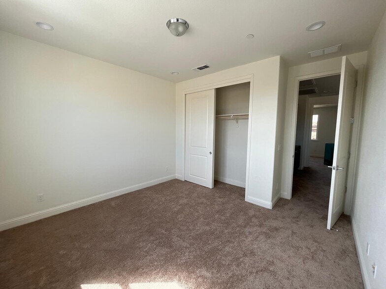 Building Photo - 499 Russell Way
