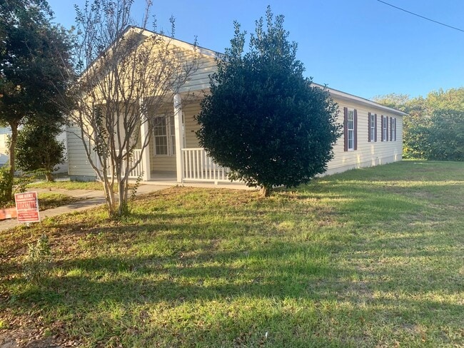 Building Photo - Promise Land Historic Walking District Downtown Morehead City! Charming 4 bedroom 1 1/2 bath Home...