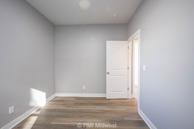 Building Photo - "Charming 3-Bed, 2-Bath Townhouse Retreat ...