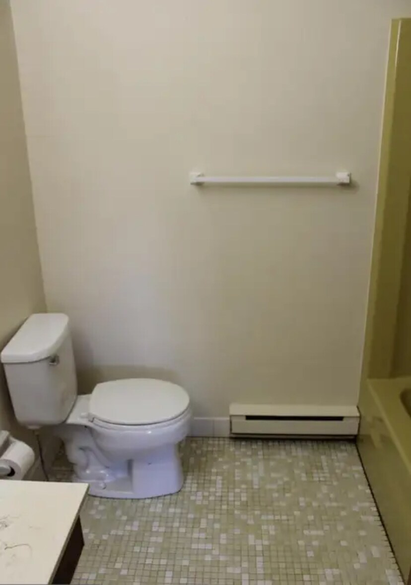 En-suite bath - 500 Campbell Cir