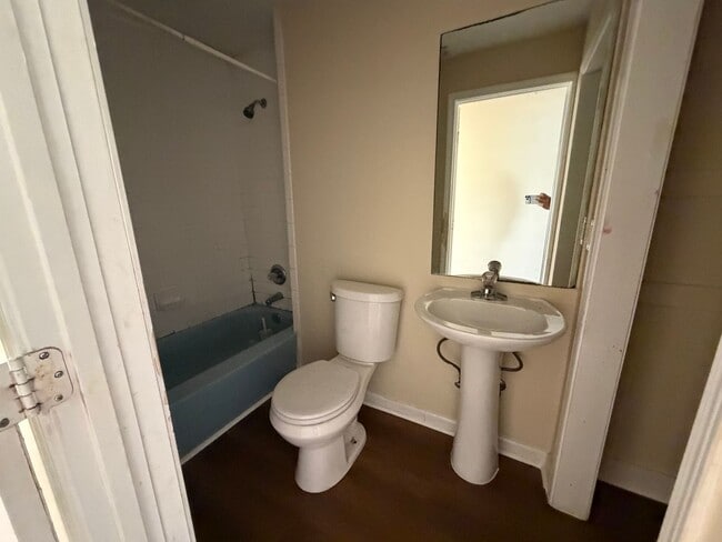 Building Photo - 3 bed 2 bath