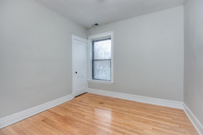 Building Photo - Gorgeous 2 bed 1 bath in the Edgewater area